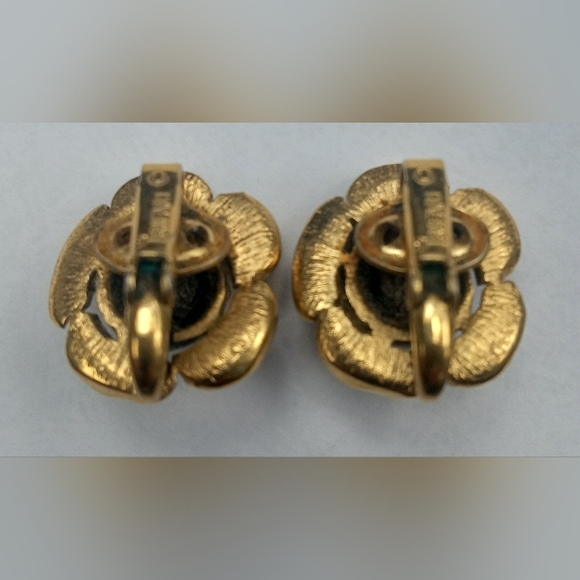 Trifari Crown Gold Tone Brushed VTG Rose Flower Brooch + Earrings 1960's Set - Picture 9 of 14